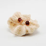 Kolczyki - Kolczyki srebrne mini KONWALIE z bursztynem wiśniowym - miniaturka - grafika 1