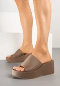 Klapki i japonki damskie - Ciemnobeżowe Klapki na Platformie z Szerokim Paskiem Julisse - miniaturka - grafika 1