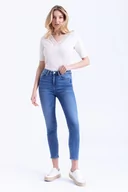 Spodnie damskie - Niebieskie dopasowane jeansy - Greenpoint - miniaturka - grafika 1