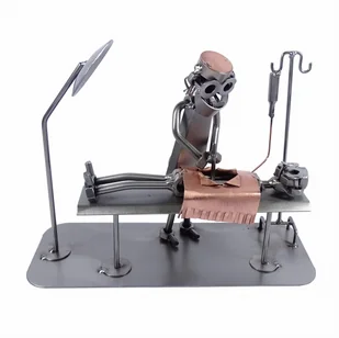 Metalowa figurka Pani chirurg podczas operacji - Figurki dekoracyjne - miniaturka - grafika 1
