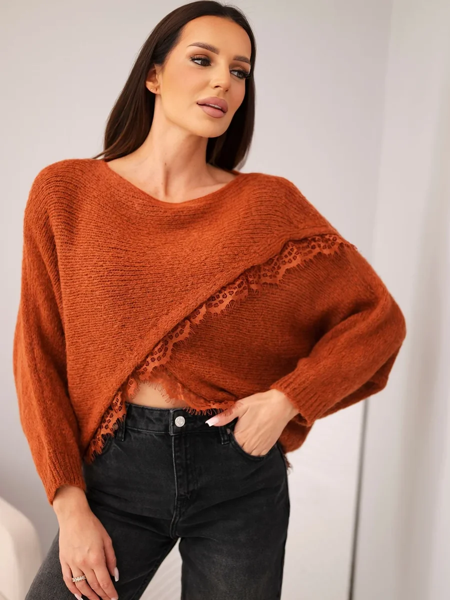 Sweter damski asymetryczny z koronkową wstawką rudy