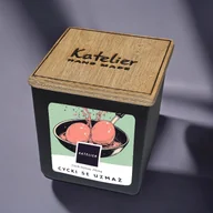 Świece - Świeca sojowa - Cycki se Usmaż - 250 ml - Niech Melony Płoną - Zapach skóry, drzewa sandałowego i paczuli - Płomień bez cenzury - miniaturka - grafika 1