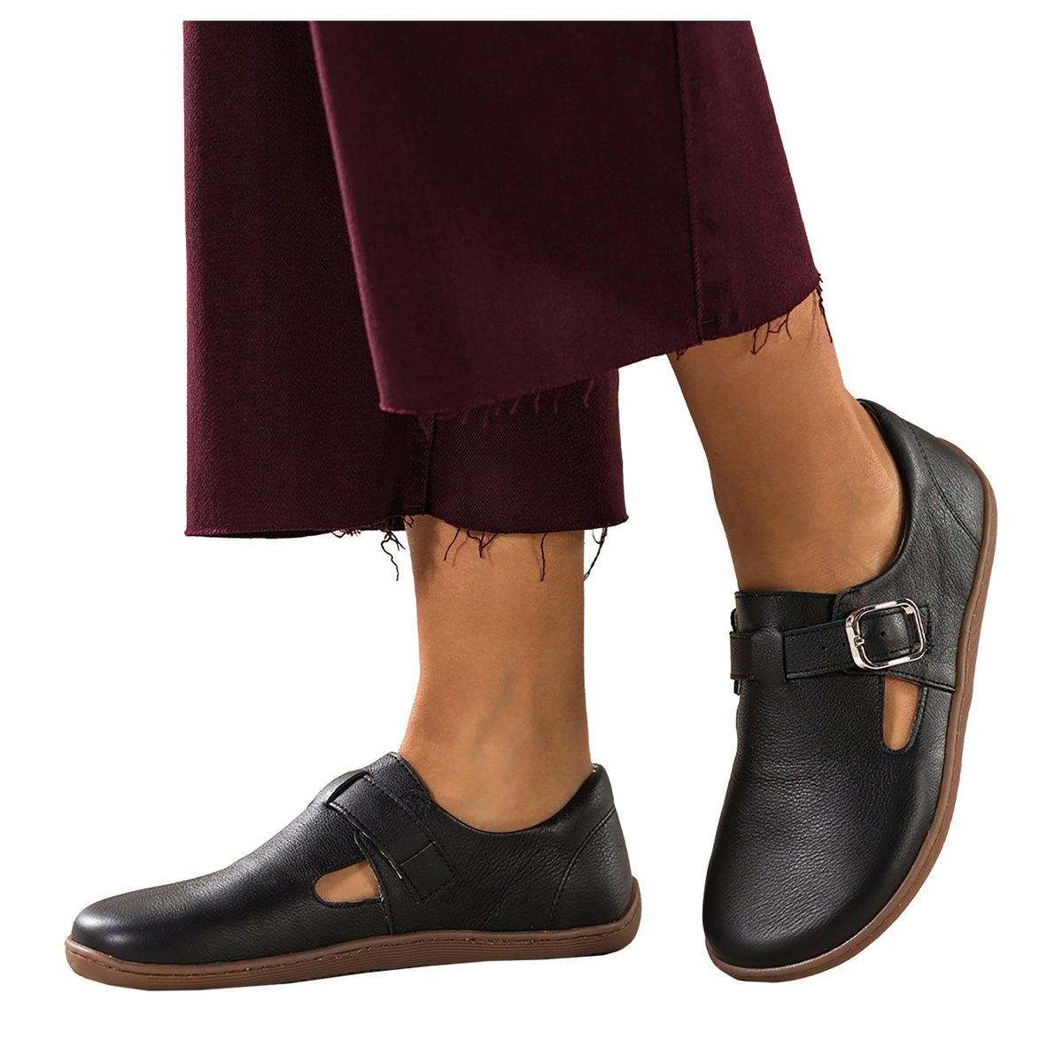 Czarne buty barefoot skórzane damskie szerokie na elastycznej płaskiej podeszwie wycięta cholewka klamra PRODUKT POLSKI Casu M8738-38