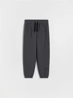 Spodnie i spodenki dla chłopców - Reserved - Bawełniane joggery z ciepłej dzianiny - ciemnoszary - miniaturka - grafika 1