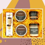 Zestawy upominkowe - Zestaw prezentowy DELIGHTS CoffeeBox. Dwie kawy ziarniste o smakach czekoladowa i snikers, sojowa świeca o zapachu świeżo palonej kawy, waflowe kubecz - miniaturka - grafika 1