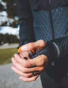 COMPRESSPORT Kurtka biegowa męska WINTER INSULATED JACKET black - Kurtki męskie - miniaturka - grafika 4