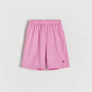 Spodnie i spodenki dla chłopców - Reserved Gładkie szorty basic - Różowy - grafika 1