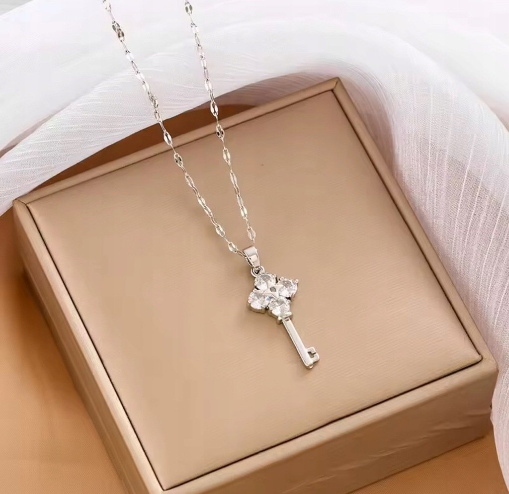 Elegancki Naszyjnik łańcuszek Klucz Z Diamencikami Kryształkami Key Y2K