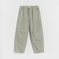 Spodnie i spodenki dla dziewczynek - Reserved - Spodnie jeansowe parachute - Zielony - miniaturka - grafika 1