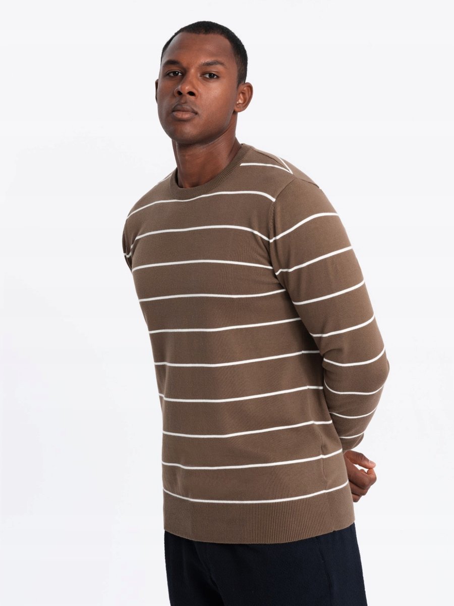 Męski sweter casualowy w poziome paski brązowy V3 OM-SWSW-0143 XL