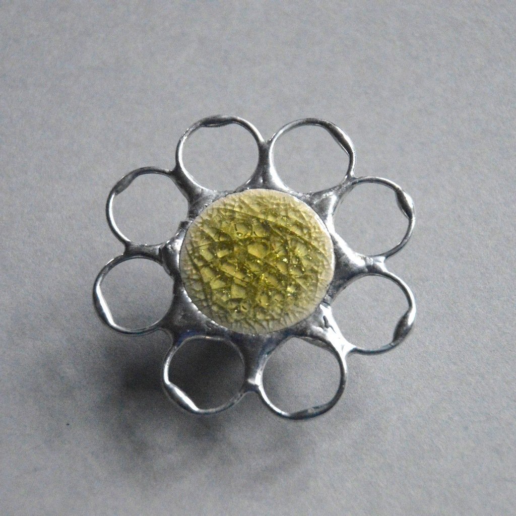 Cytrynowy kwiatek - ceramiczna okrągła witrażowa broszka