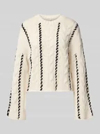 Swetry damskie - Sweter z dzianiny o kroju regular fit ze ściegiem warkoczowym model ‘TESSA’ - miniaturka - grafika 1