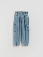 Spodnie i spodenki dla dziewczynek - Reserved - Jeansy cargo z łańcuchem - niebieski - miniaturka - grafika 1