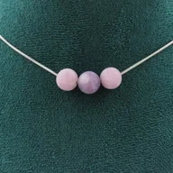 Łańcuszki - Kamienie i minerały. Naszyjnik z 3 matowymi fioletowymi koralikami Miki 8 mm. Łańcuszek ze stali nierdzewnej Naszyjnik dla kobiet, mężczyzn. Możliwo.. - miniaturka - grafika 1