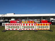 Wyposażenie miejsc publicznych - Barierka drogowa z tworzywa sztucznego TOROS U-20 (wym. 2100 x 1070 mm) - miniaturka - grafika 1
