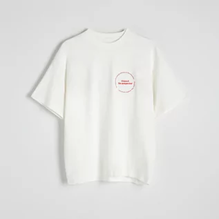 Koszulki męskie - Reserved - T-shirt oversize z napisem - Kremowy - grafika 1