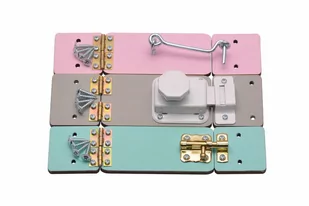 Zestaw kolorowych drzwi z zasuwkami do tablicy manipulacyjnej. - Zabawki interaktywne dla dzieci - miniaturka - grafika 1