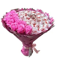 Zestawy upominkowe - Słodki jadalny bukiet różowy z cukierkami Raffaello i 11 mydlanych róż (średnica 30 cm) - miniaturka - grafika 1