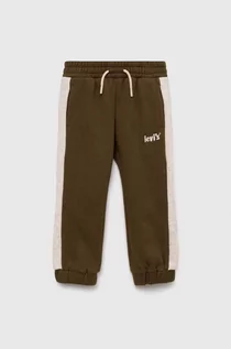Spodnie i spodenki dla chłopców - Levi's spodnie dresowe dziecięce kolor zielony z nadrukiem - grafika 1