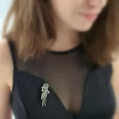 Broszki - Broszka srebrna - Szykowna dama - miniaturka - grafika 1