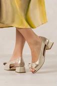 Sandały damskie - Złote czółenka damskie z kokardą na niskim ozdobnym obcasie wycięcia po bokach skórzana wkładka Casu D25X1-G - miniaturka - grafika 1