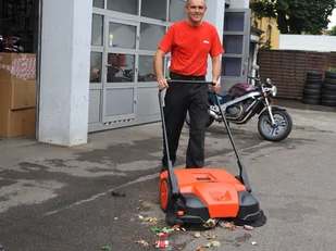 HAAGA 677 AKU zamiatarka ręczna z akumulatorem 77 cm - Zamiatarki - miniaturka - grafika 3
