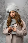 Czapki dla dzieci - Beret dla dziewczynki na zimę NIFA z pomponem jasny popiel - miniaturka - grafika 1