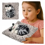 Zabawki interaktywne dla dzieci - SZARY KOTEK śpiący na KOCYKU REALISTYCZNY maskotka JAK ŻYWY DŹWIĘK figurka - miniaturka - grafika 1