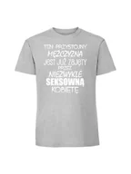 Koszulki i topy damskie - Męska koszulka z nadrukiem - TEN MĘŻCZYZNA JEST JUŻ ZAJĘTY PRZEZ SEKSOWNĄ KOBIETĘ Pastelowy szary M - miniaturka - grafika 1