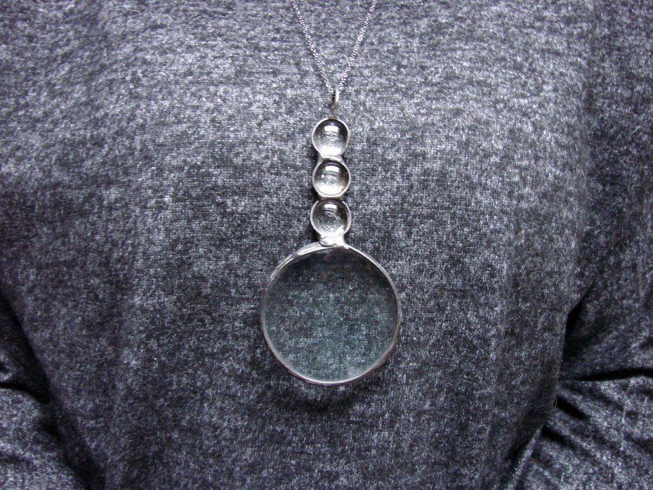 Transparentna - witrażowy wisior lupa na łańcuszku