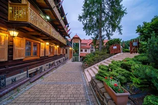 Uroczy pobyt w Hotelu Modrzewiówka - Czasopisma - miniaturka - grafika 1