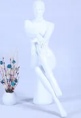 Manekiny wystawowe - Abstrakcyjny kolor skóry w połysku EH16-B siedząca kobieta manekin biała szykowna modna modelowana fryzura - miniaturka - grafika 1