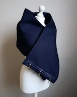 Apaszki i szaliki damskie - Szal wełniany granatowy z metaliczną skórą - piękny - miniaturka - grafika 1