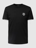 Koszulki męskie - T-shirt z naszywką z motywem i paskami w kontrastowym kolorze - miniaturka - grafika 1