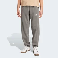 Spodnie sportowe męskie - Luźne spodnie z wyblakłej dzianiny frotte ADIDAS ALL SZN - miniaturka - grafika 1