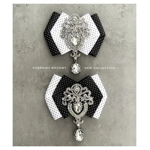 Brosza Black & White w kropeczki z kryształem - Broszki - miniaturka - grafika 1