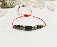 Bransoletki - OCHRONNA bransoletka - turmalin, piryt, obsydian. Czerwony sznurek. - miniaturka - grafika 1