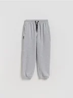 Spodnie i spodenki dla chłopców - Reserved - Bawełniane spodnie jogger - ciemnoszary - miniaturka - grafika 1