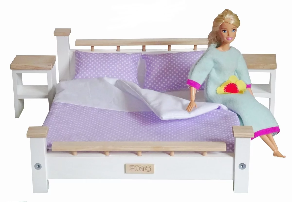 Zestaw Sypialnia ASH drewniana podwójna dla Barbie i Kena : Łóżko + 2 szafki nocne + pościel , mebelki drewniane do domku dla lalek Model lawendowy