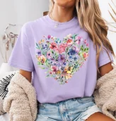 Koszulki i topy damskie - Fiołkowa damska koszulka z sercem w kwiaty - miniaturka - grafika 1