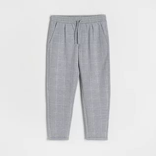 Spodnie i spodenki dla chłopców - Reserved - Dzianinowe spodnie w kratę - Jasny szary - grafika 1