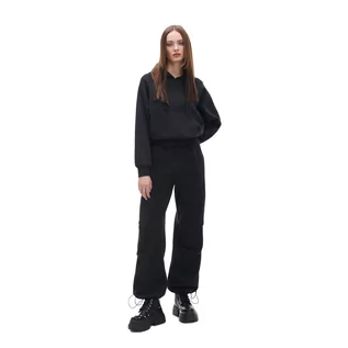 Kombinezony - Cropp - Czarne dresowe spodnie oversize - Czarny - grafika 1