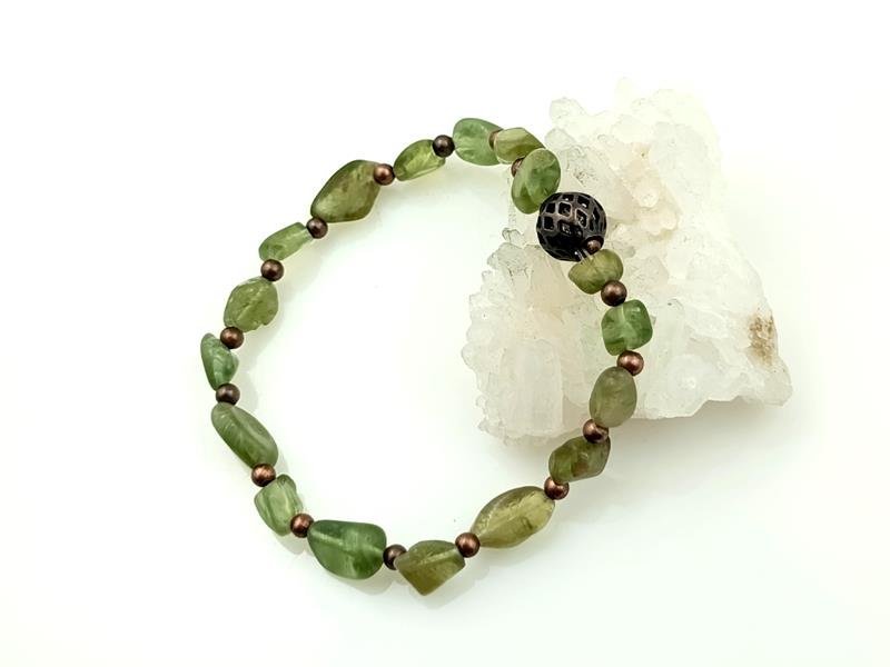 Kamyki perydotu - bransoletka na podwójnej gumce, mosiądz, obwód 17 cm, waga 7.3 grama, rękodzieło