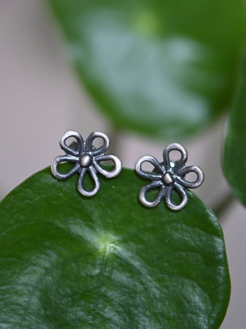 Kolczyki srebrne oksydowane- Ażurowe kwiatuszki
