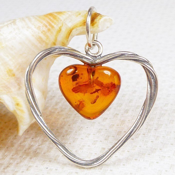 Serduszko, wisiorek srebrny z bursztynem 654-5