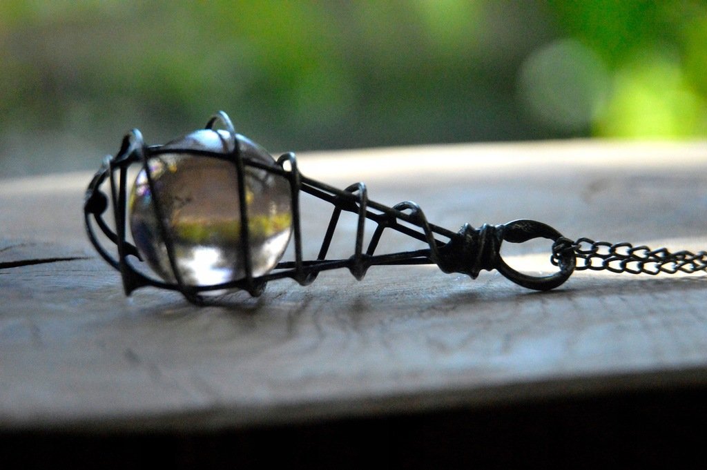 Różowa szklana kula w klatce - witrażowy wisior