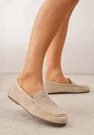 Mokasyny damskie - Jasnobeżowe Mokasyny VICES ze Skórzaną Wkładką i Metalową Ozdobą Aquilin - miniaturka - grafika 1