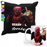Gadżety dla niej i dla niego - ZESTAW KUBEK + PODUSZKA Z POSZEWKĄ- PREZENT DLA FANA DEADPOOL + IMIĘ - miniaturka - grafika 1