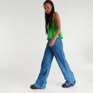 Spodnie damskie - Reserved Jeansy z szerokimi nogawkami i rozcięciami - Niebieski - grafika 1