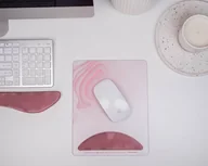 Podkładki pod mysz - Prostokątna podkładka pod mysz komputerową z elementami graficznymi z poduszką wspierającą nadgarstek – różowa - miniaturka - grafika 1